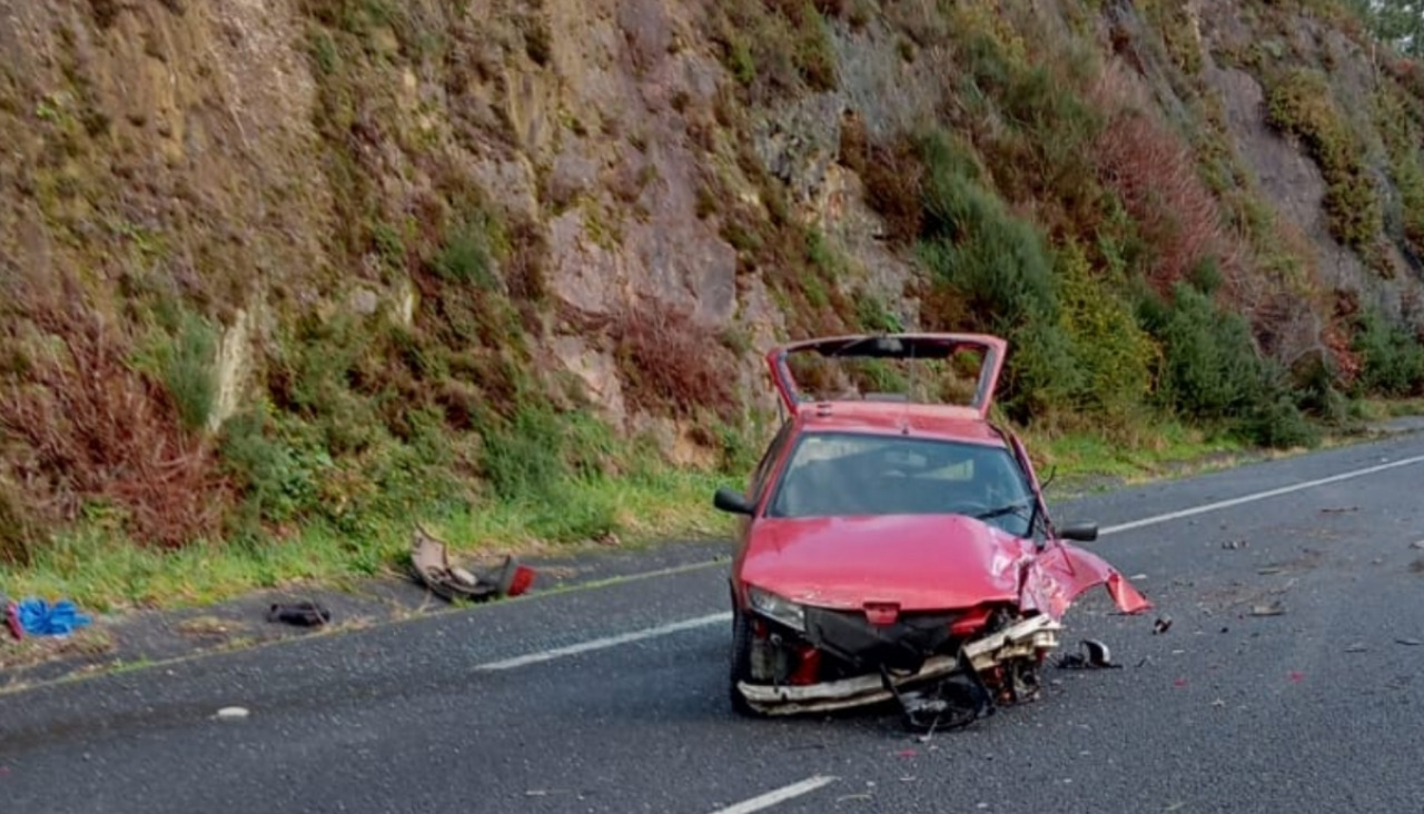 Un Peugeot 306 sufrió cuantiosos daños tras salirse de la vía, impactar contra el terraplén y ser golpeado por un Mercedes Clase C tras regresar a la calzadaChechu Río