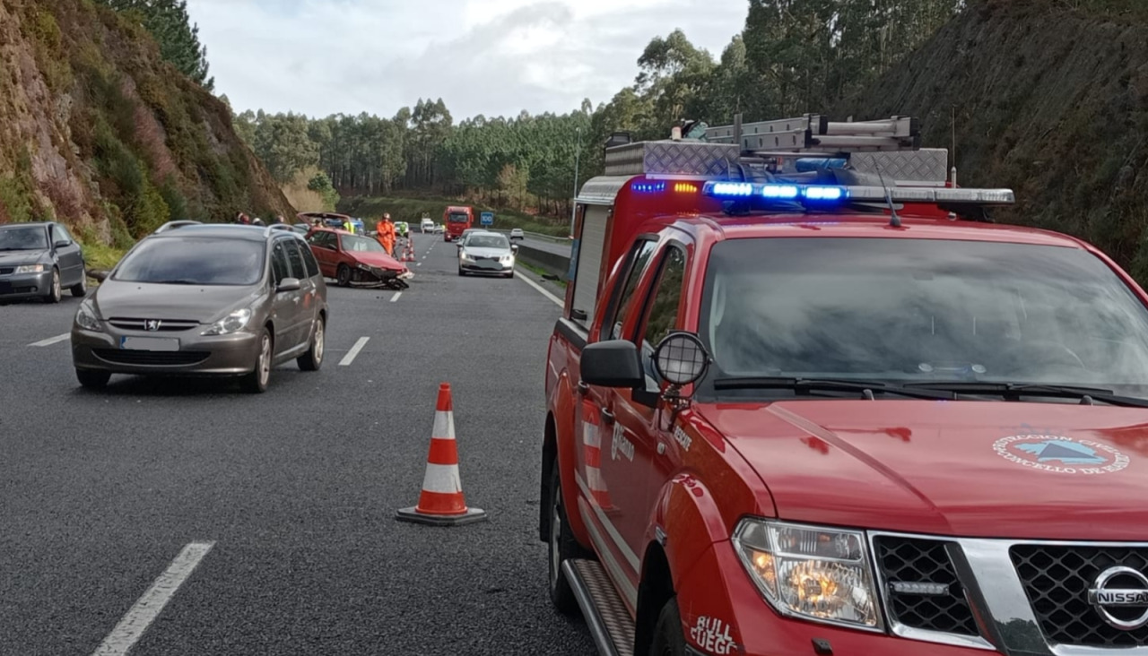 Un Peugeot 306 sufrió cuantiosos daños tras salirse de la vía, impactar contra el terraplén y ser golpeado por un Mercedes Clase C tras regresar a la calzada