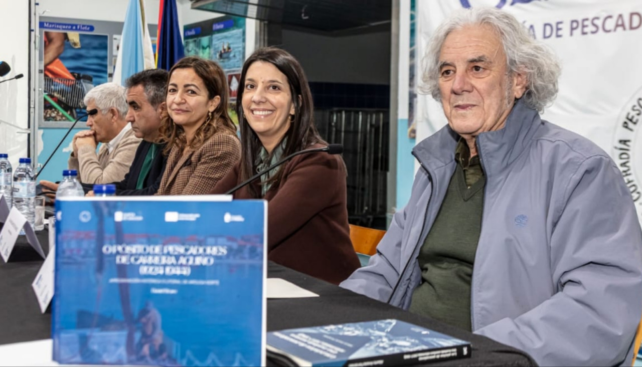 Ciprián Rivas, José Antonio Santamaría, Marta Villaverde, María Sampedro y Daniel Bravo participaron en la presentación del libro en el recinto de la lonja de Aguiño