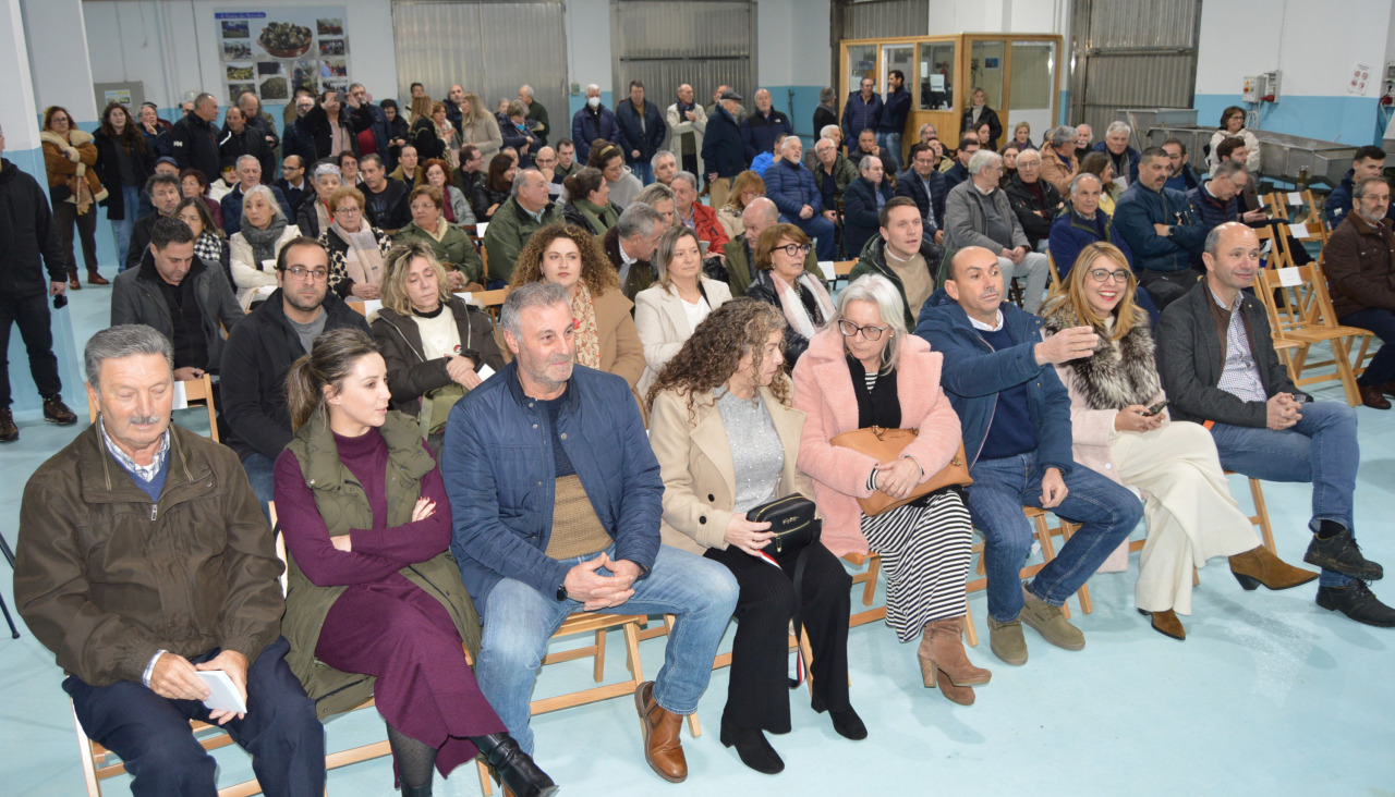 El recinto de la lonja estuvo abarrotado de gente para asistir a la presentación del libro de Daniel Bravo