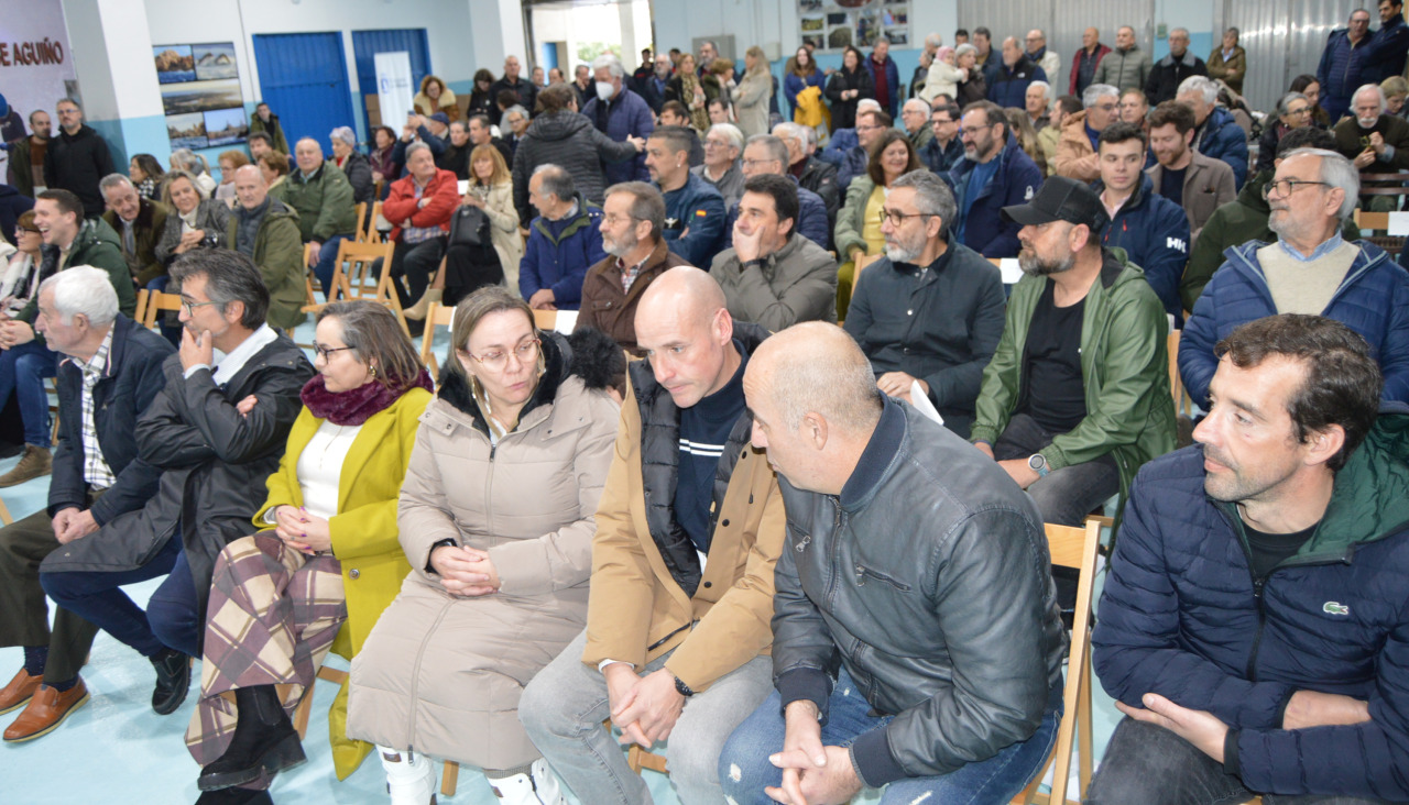 El recinto de la lonja estuvo abarrotado de gente para asistir a la presentación del libro de Daniel Bravo