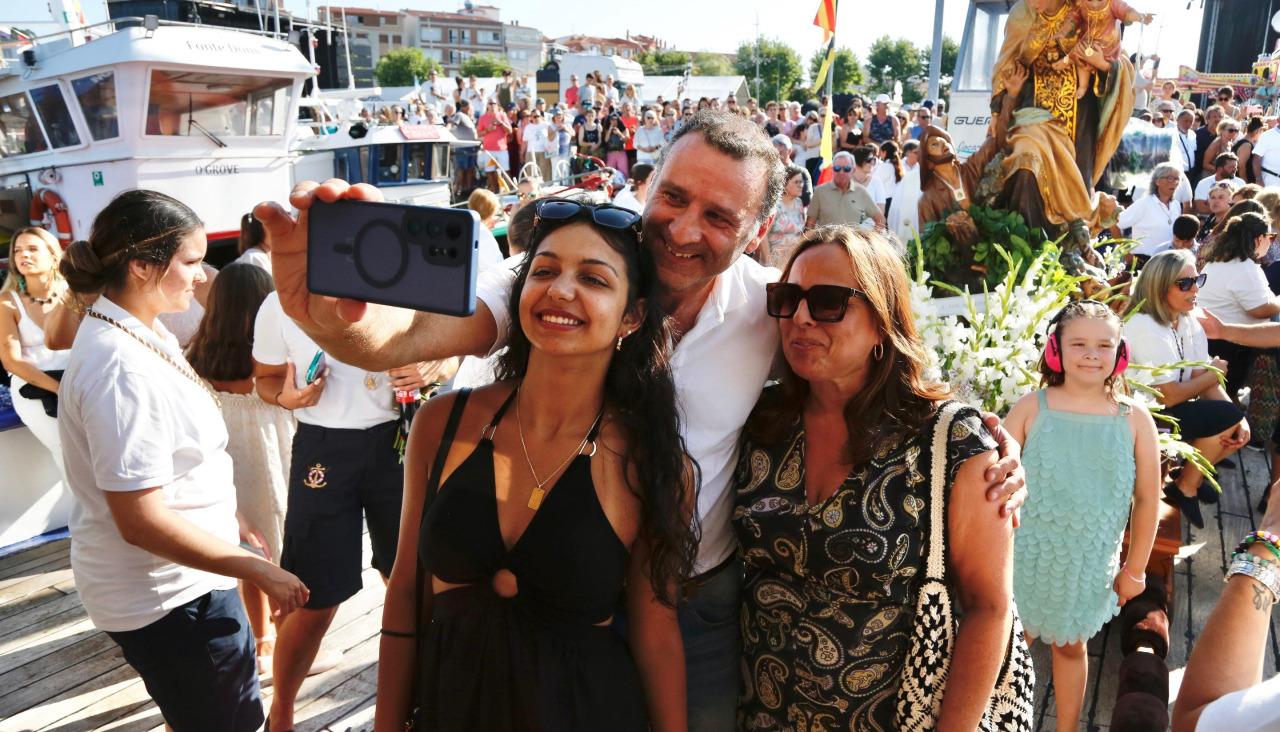 Vecinos y visitantes, en una multitudinaria celebración de las fiestas en honor a la Virxe do Carme