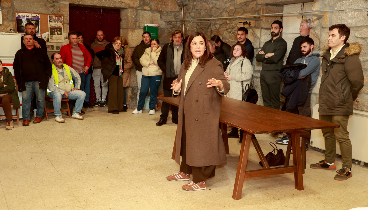 La alcaldesa, durante su intervención en la reunión ayer en la parroquia