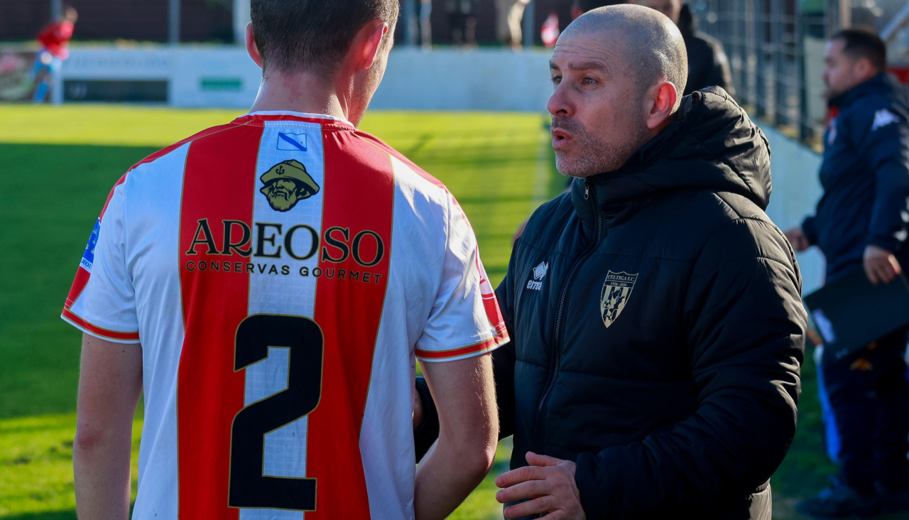 Luis Carro hablando con Santi Figueroa durante el derbi