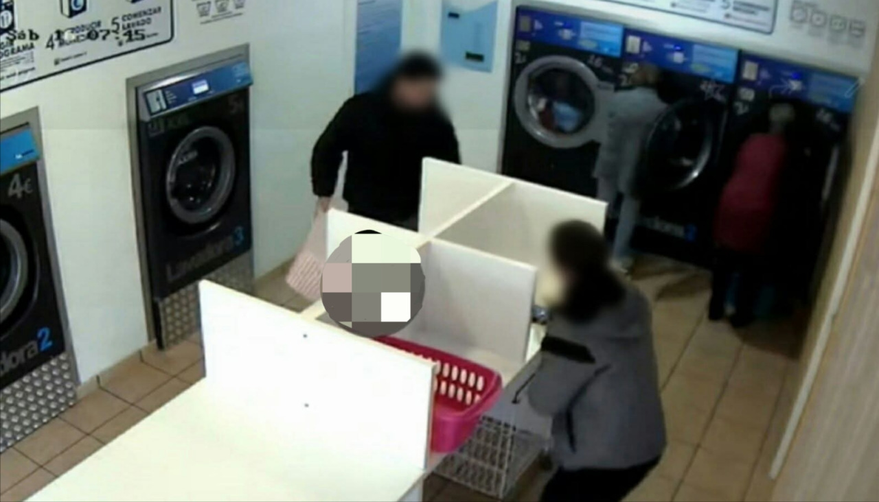 Captura de la grabación de las imágenes de la cámara de vigilancia de la lavandería que fueron analizadas por la Policía Local  para identificar a la sospechosa