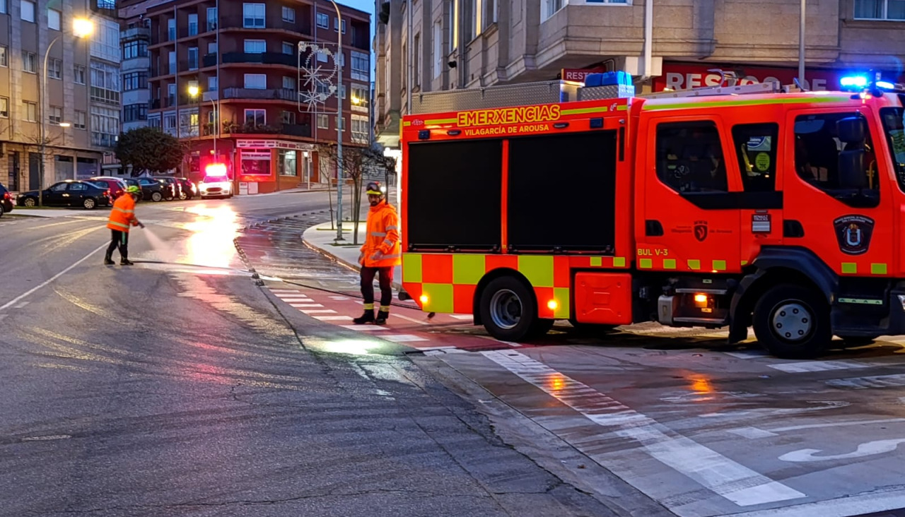 Protección Civil limpiando la carretera