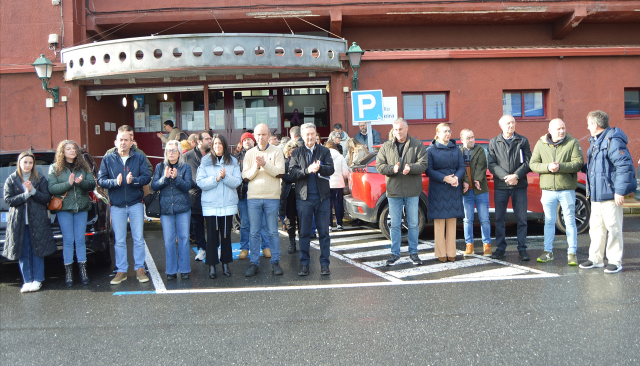 Integrantes de la corporación y trabajadores municipales de Ribeira guardaron un minuto de silencio a las puertas del consistorio provisional de la capital barbanzana