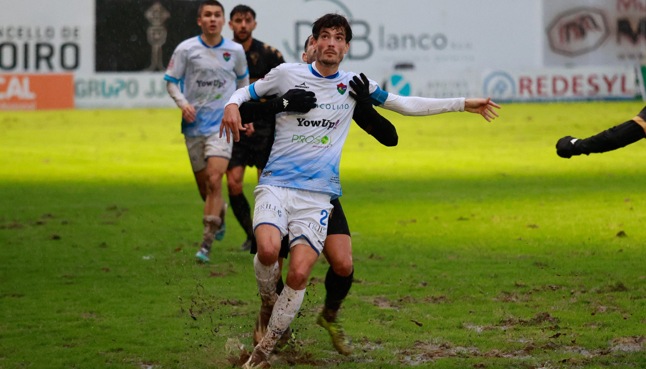 Juanma durante una disputa en el derbi ante el Arosa SC