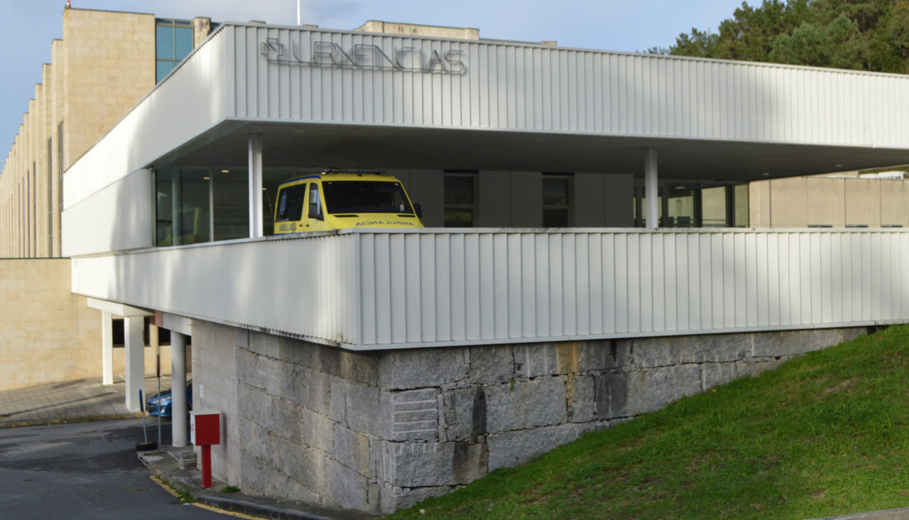 El herido en un suceso registrado en un bar del Malecón ribeirense causó posteriormente muchos daños en el material de un box de Urxencias del hospital comarcal