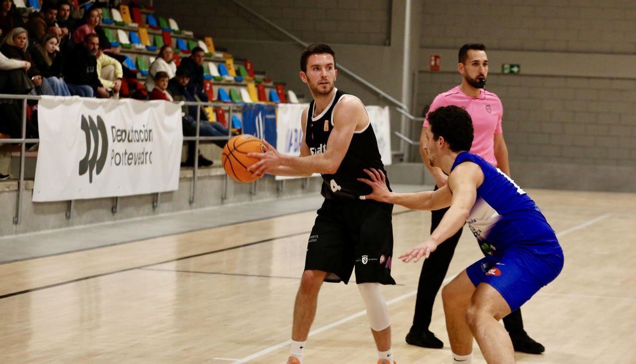 Óscar Castaño durante el encuentro ante Rosalía en casa