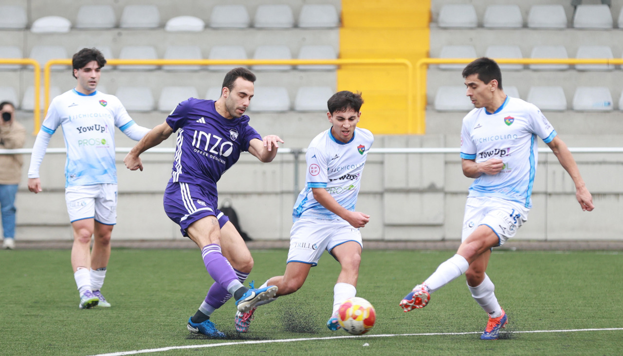 El Boiro rompió su racha de victorias en Barraña ante el Somozas
