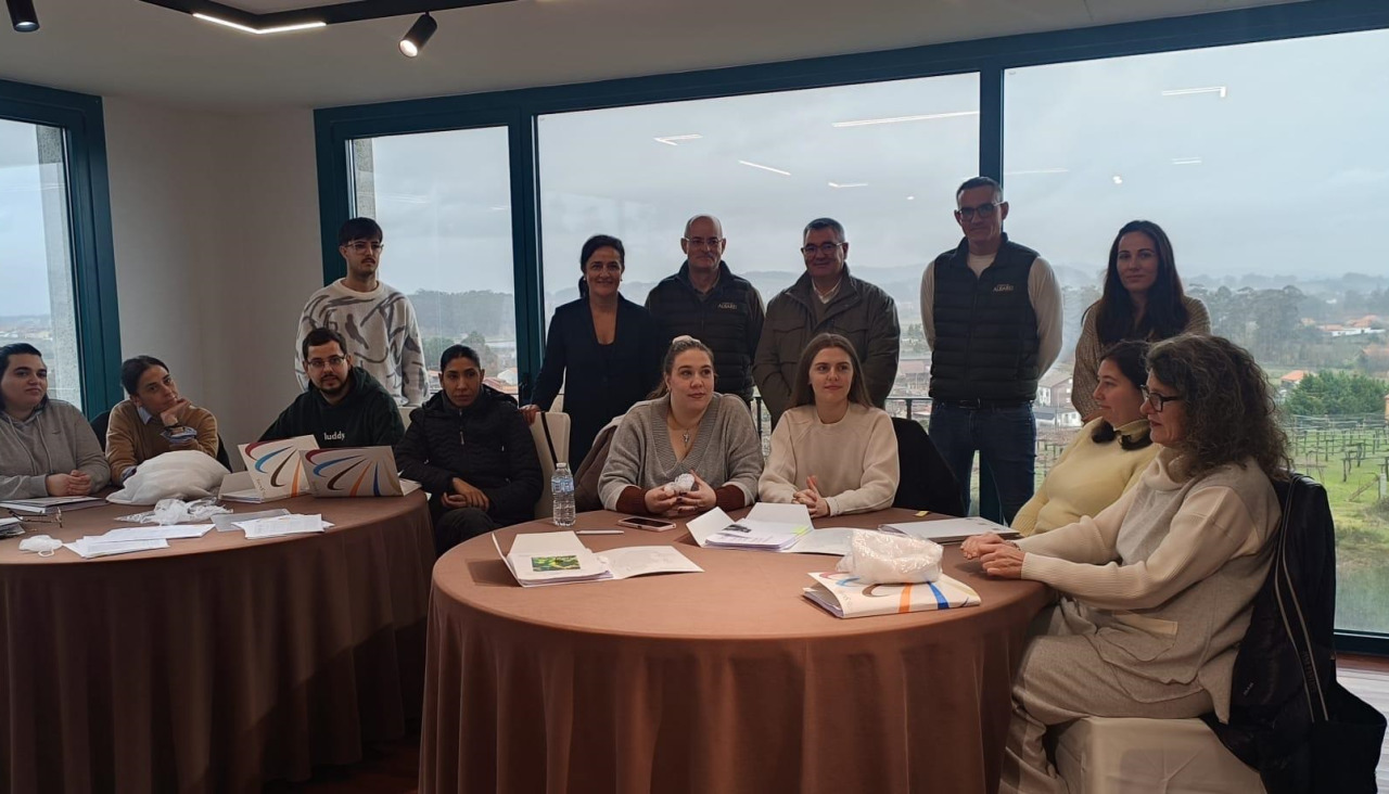 El presidente de la Mancomunidade, David Castro, junto a docentes y alumnos del curso