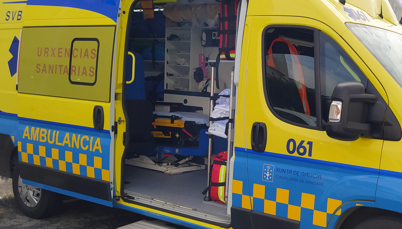 Una ambulancia asistencial del 061 evacuó a la víctima al hospital comarcal