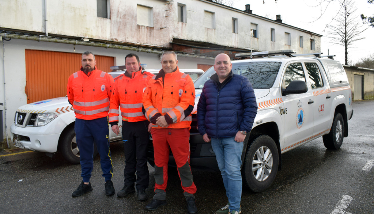 Imagen de los tres agentes reconocidos con el distintivo