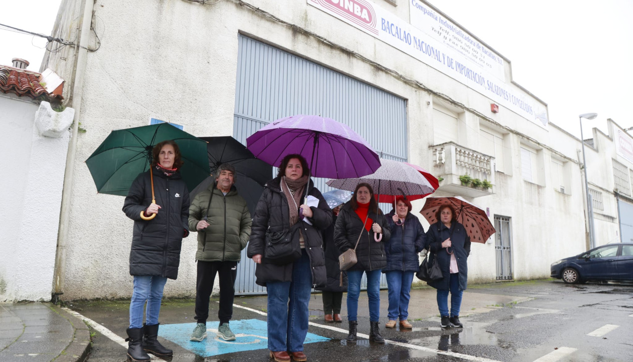 Mar Vila, de la CIG, con trabajadoras de Coinba