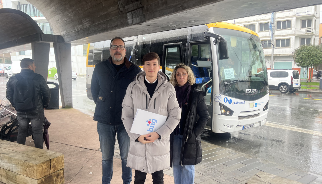 El portavoz, Luis Pérez, junto a otros miembros del Bloque