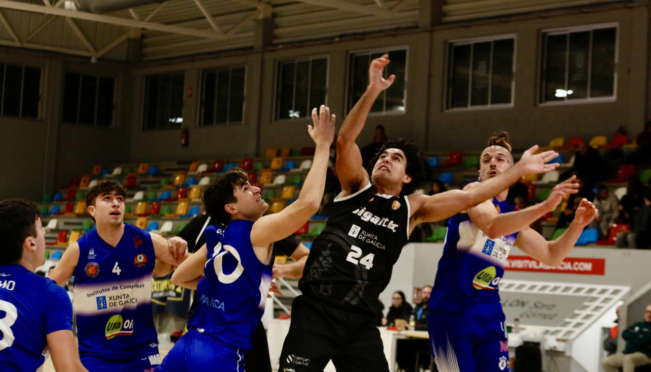 Aarón Moteagudo trata de anotar durante el último partido en casa del Sigaltec, que supuso su quinto triunfo liguero en Tercera FEB