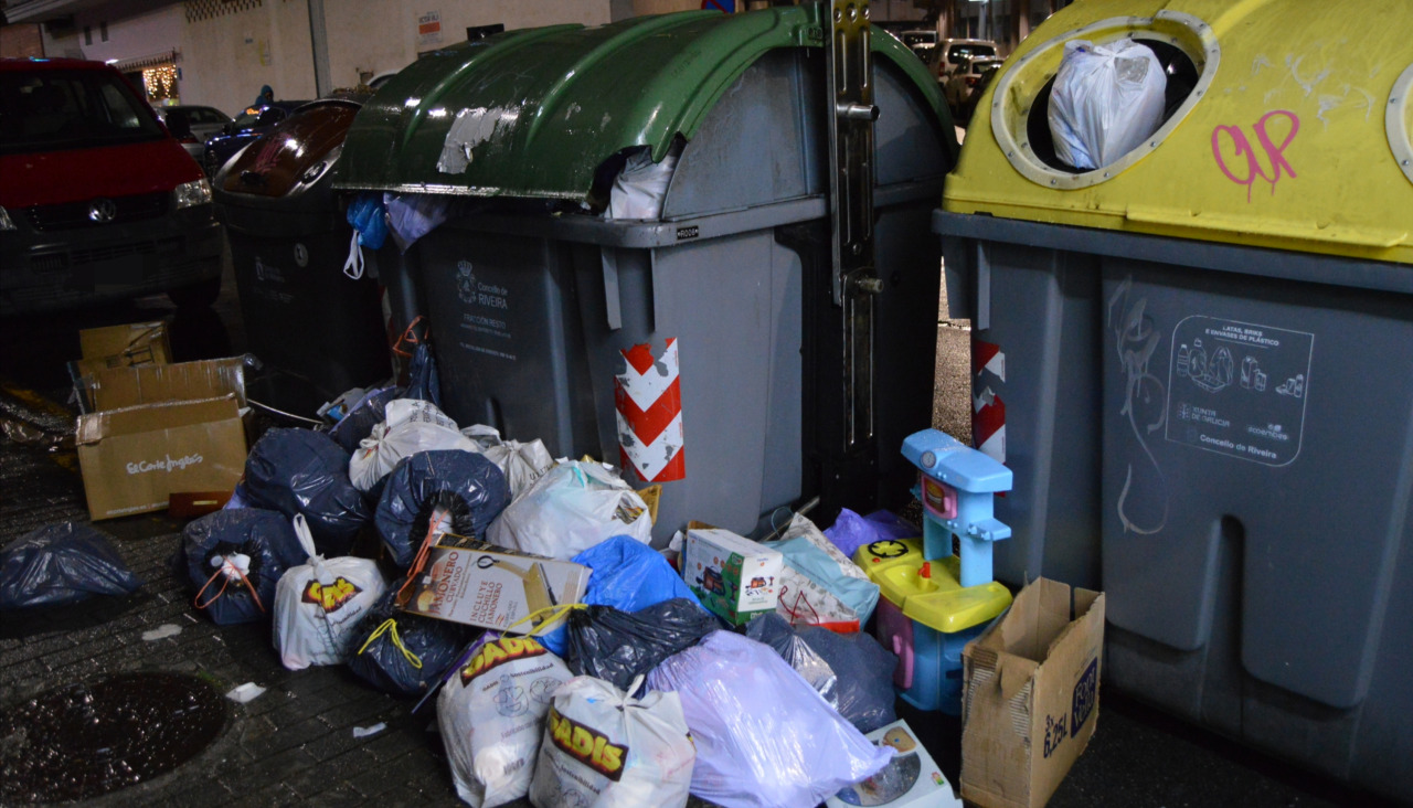 La imagen con bolsas de basura u otro tipo de residuos por fuera de los contenedores se está convirtiendo en habitual en las calles de Ribeira