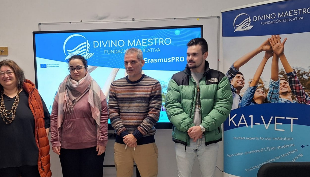 La presentación de la iniciativa pionera tuvo lugar en las instalaciones del Centro de Formación Profesional 'Divino Maestro' de A Pobra
