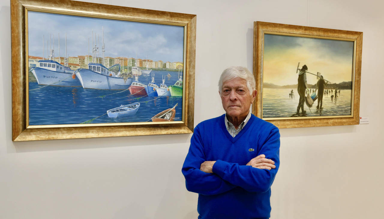 Luis Garrido con dos de las obras de su exposición