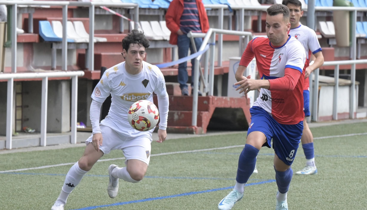 El Arosa desaprovechó la oportunidad de asegurar su presencia en el play-off el pasado año el empatar en A Grela