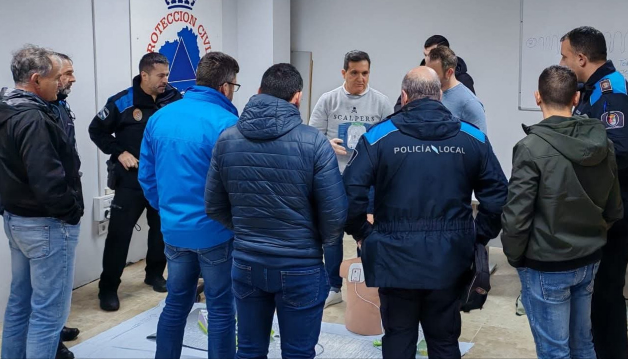 El técnico en emergencias sanitarias del 061, Mariano Moares, en el centro de la imagen, impartió la formación a los agentes municipales rianxeiros