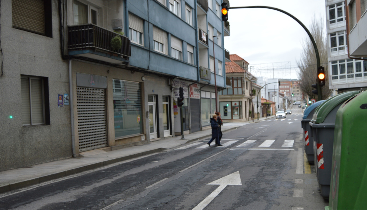 Los técnicos municipales advirtieron del deterioro del actual asfalto de la céntrica Avenida Miguel Rodríguez Bautista, en Ribeira