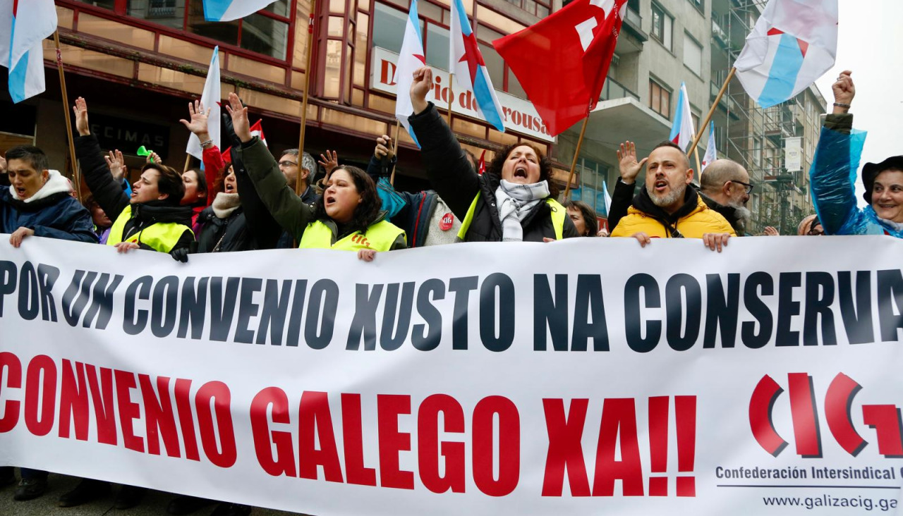 La manifestación se inició en Ravella y acabó en la Praza de Galicia