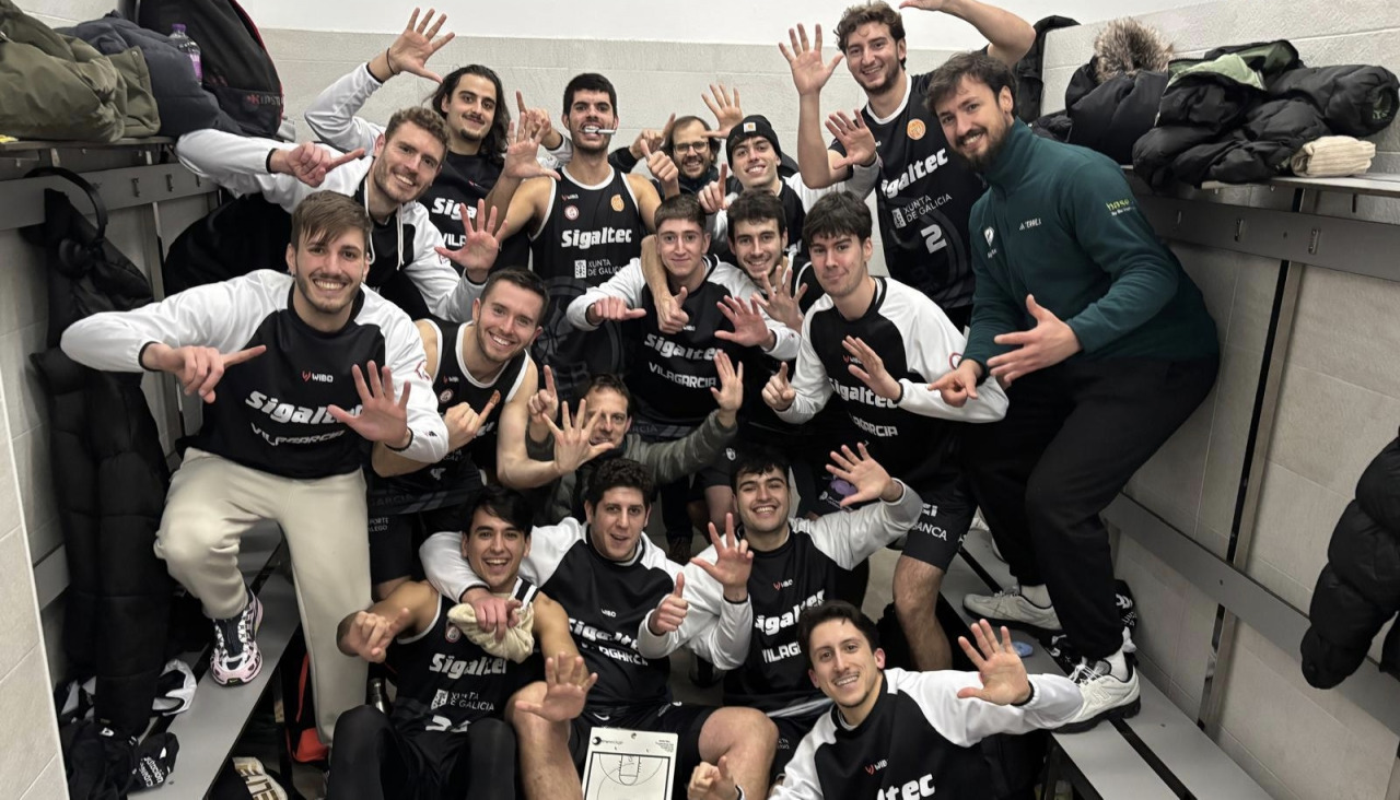 La expedición vilagarciana celebra en el vestuario de Chantada su sexta victoria en Tercera FEB, la primera de la temporada a domicilio