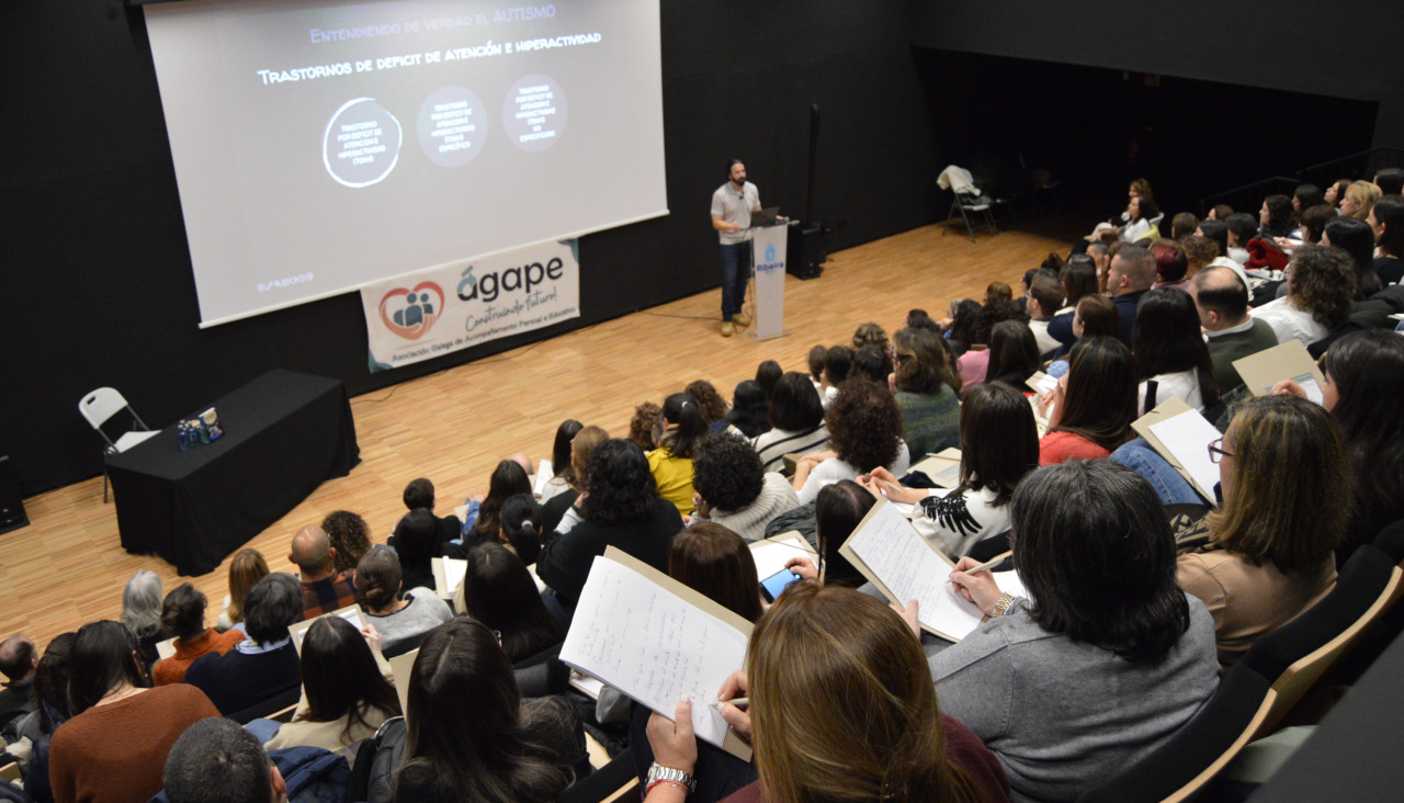 Unas 120 personas asistieron en el auditorio de Ribeira a la segunda edición de la jornada formativa sobre el espectro autista