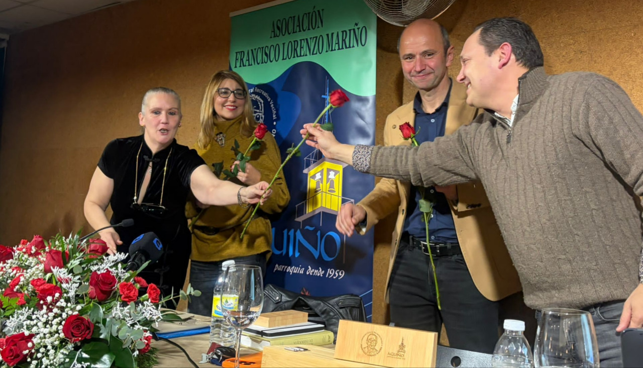 La organización repartió flores entre los participantes en los actos de la jornada inaugural