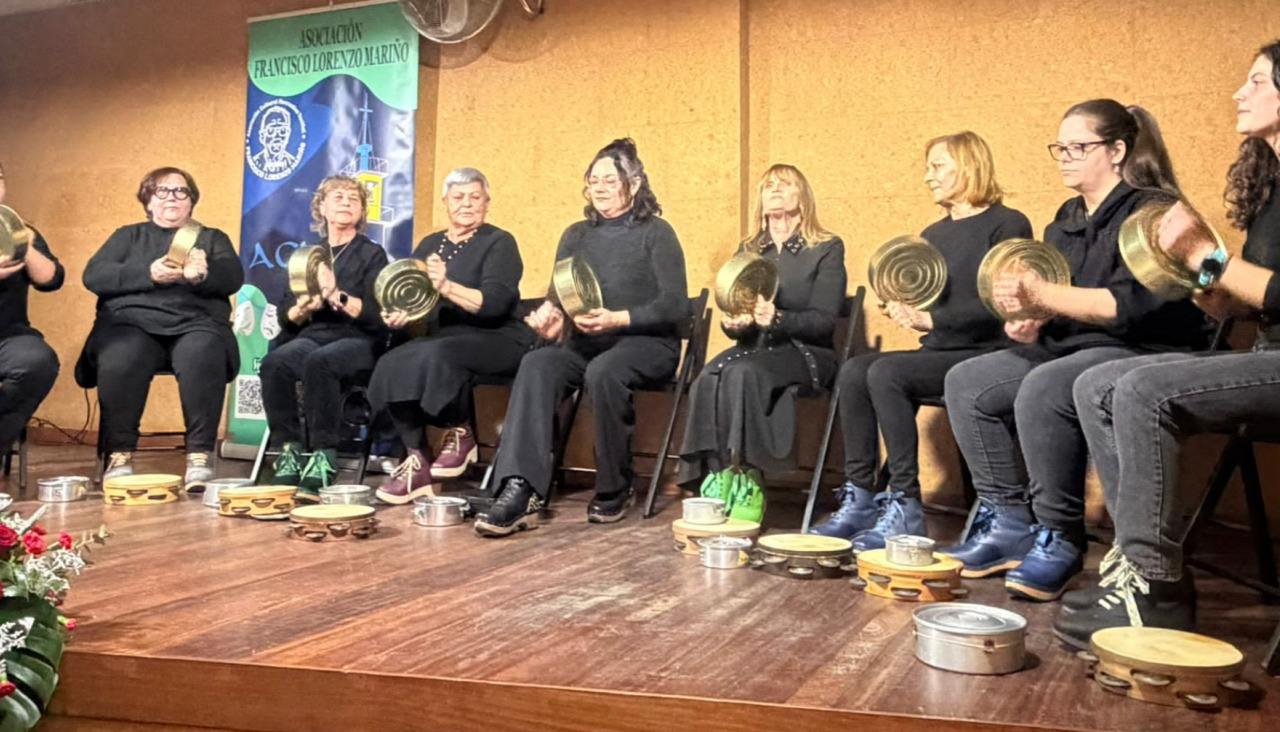 Las cantareiras As Sete Linguas ofreció una actuación en la que interpretó cuatro piezas de su último repertorio