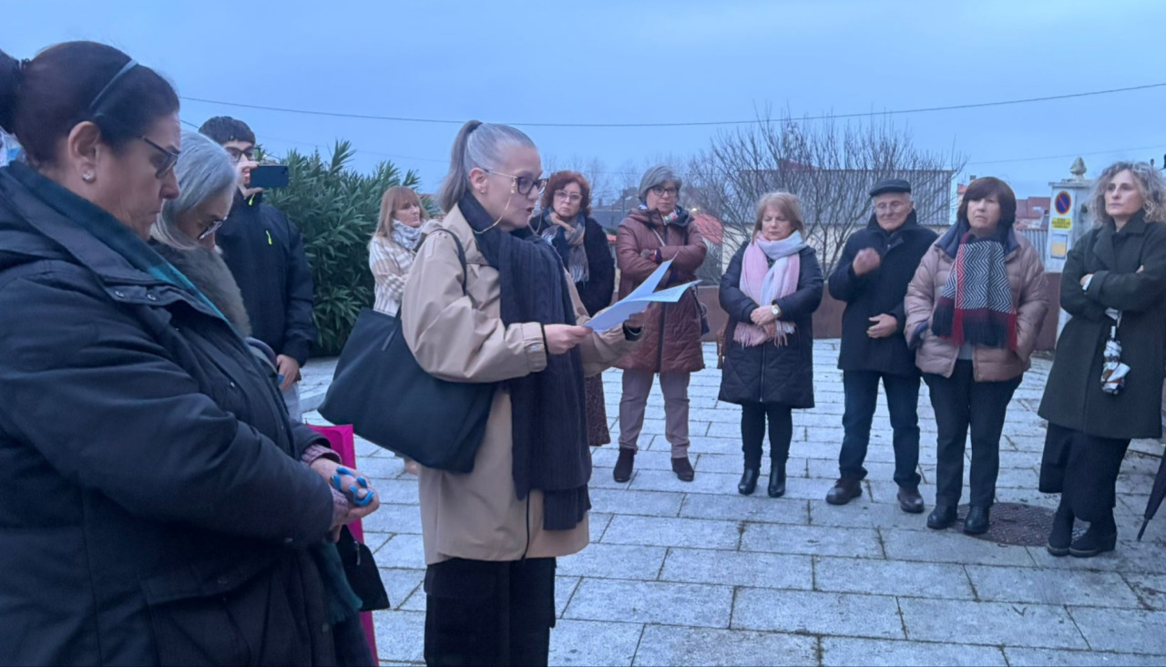 Elvira Pisos, presidenta de la asociación cutlrual, recreativa y vecinal 'Francisco Lorenzo Mariño' de Aguiño, dio lectura a un manifiesto en recuerdo del fundador de la parroquia