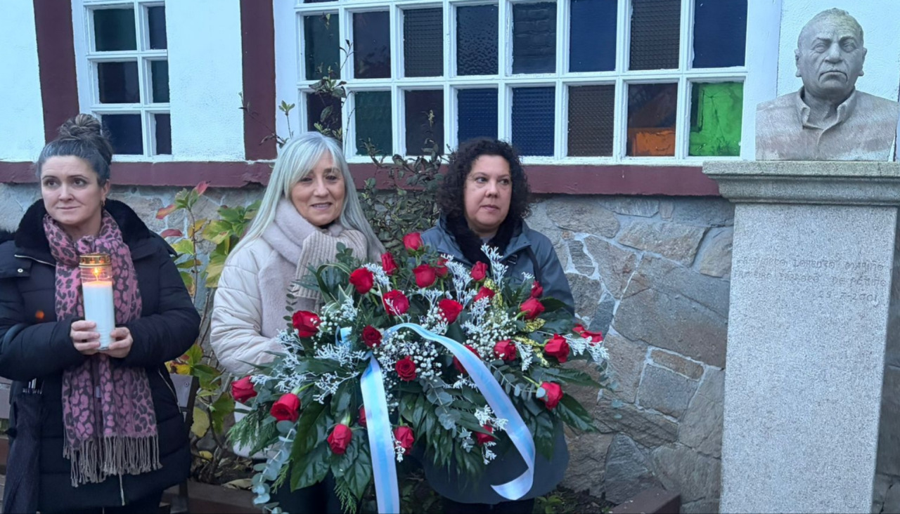 El acto incluyó la realización de una ofrenda floral ante el busto de Francisco Lorenzo Mariño en el atrio de la iglesia parroquial Virxe do Carme de Aguiño