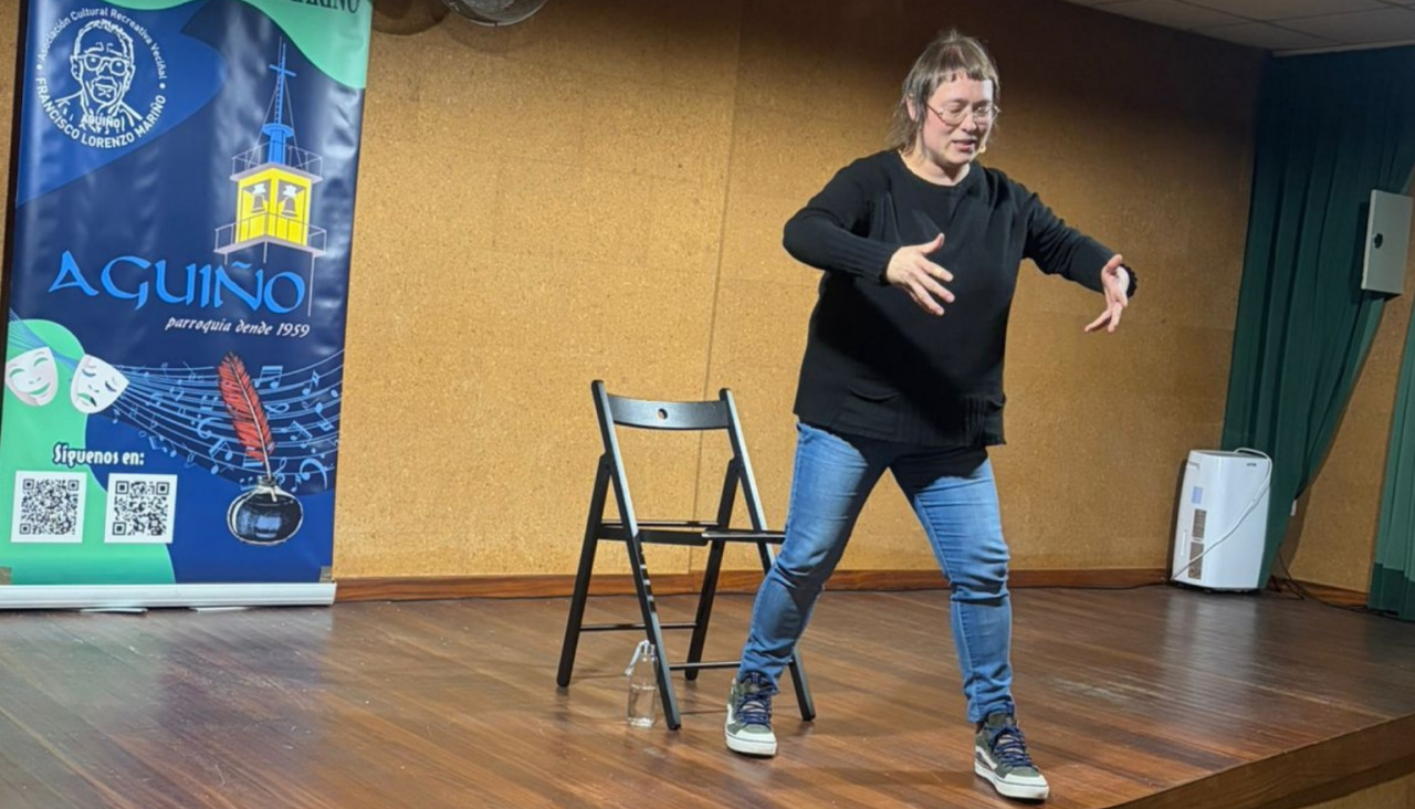 La Casa do Mar de Aguiño albergó ayer la “contada” de humor ‘Donas do lugar’ a cargo de María da Pontragha