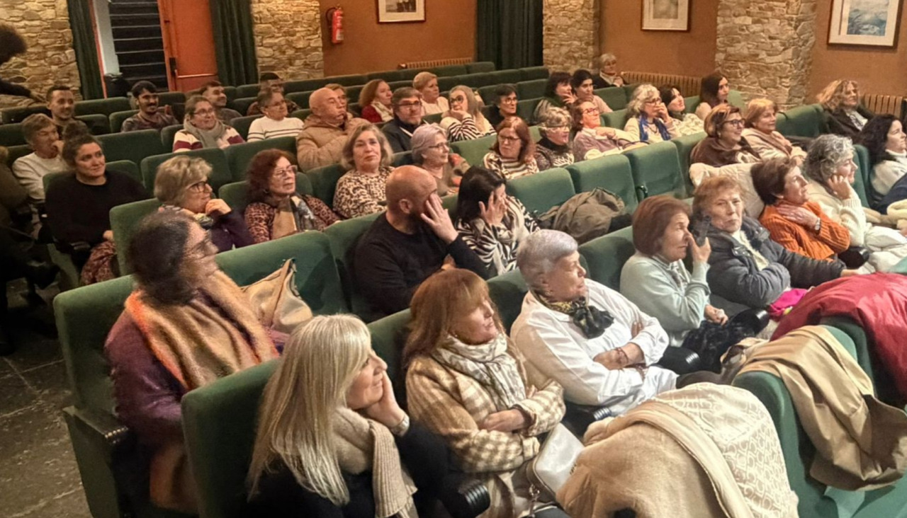 La “contada” de humor ‘Donas do lugar’, a cargo de María da Pontragha, atrajo ayer a numeroso público hasta la Casa do Mar de Aguiño