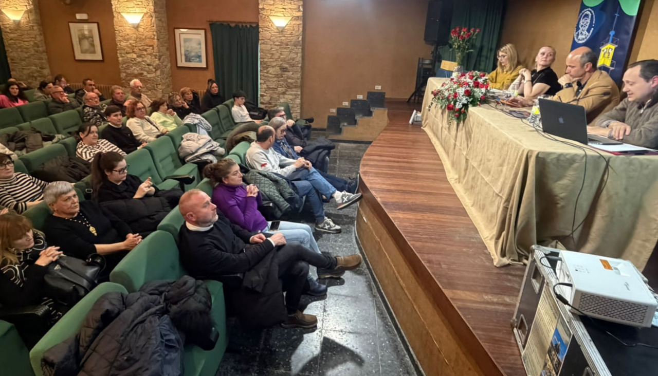 El filólogo Pastor Rodríguez ofreció una ponencia sobre los escritores de Ribeira en la XXI Semana Cultural de Aguiño