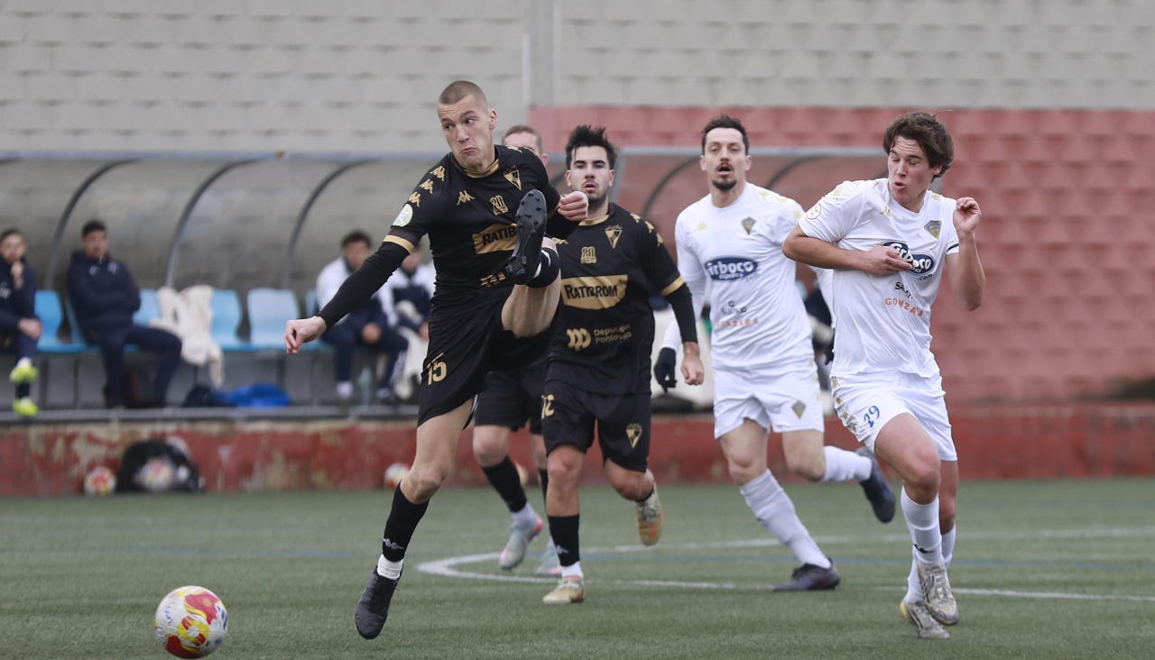 Samu trata de despejar el balón en una acción del partido