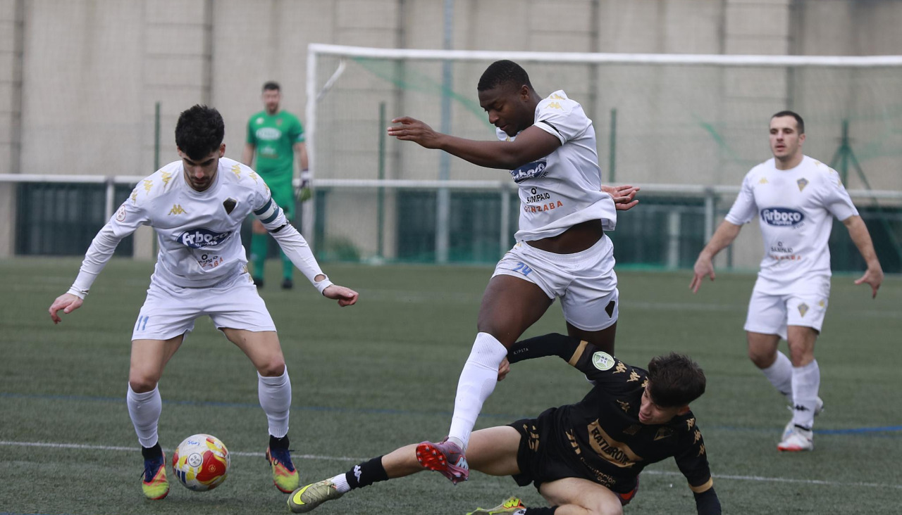 Lombao trata de cortar el avance de Seydi, que actuó de lateral izquierdo