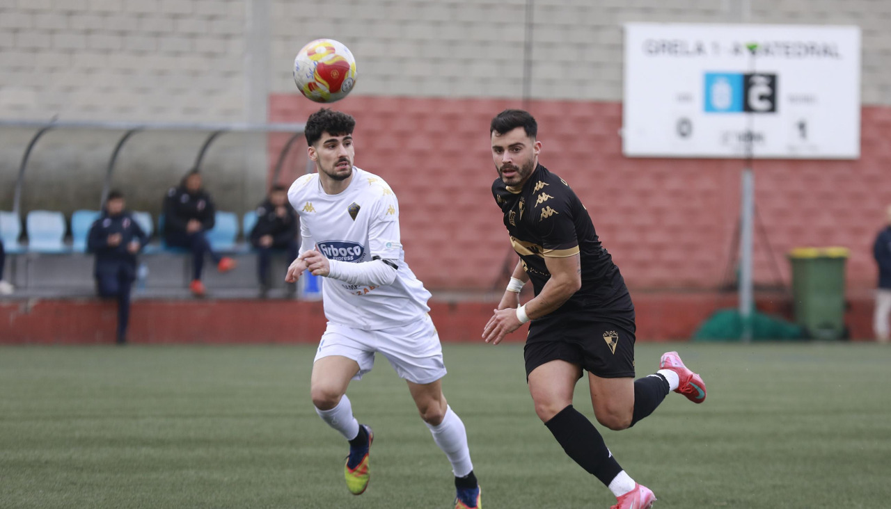 Torrado puso el centro del 1-2 que dio la victoria al Arosa en A Grela