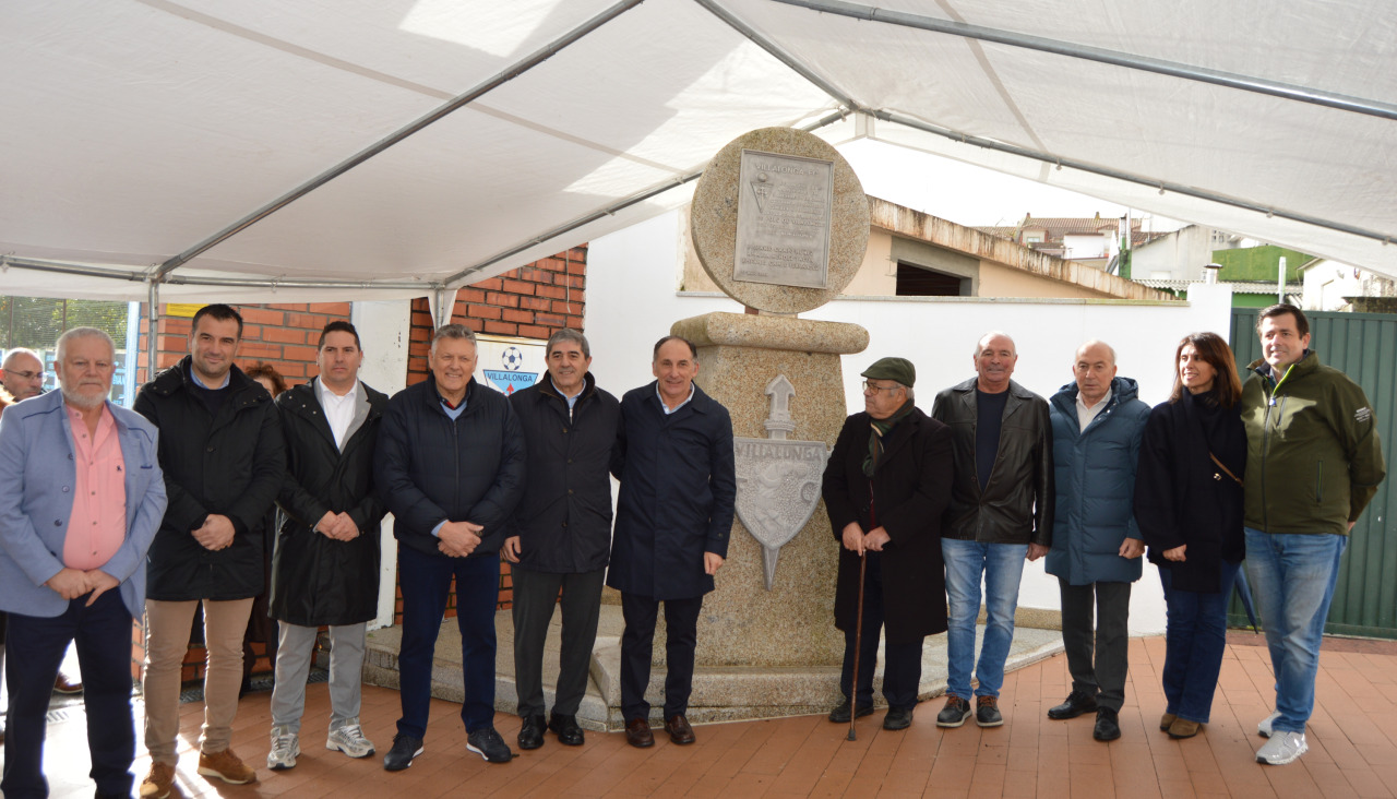 Un momento del acto en el que se descubrió el escudo
