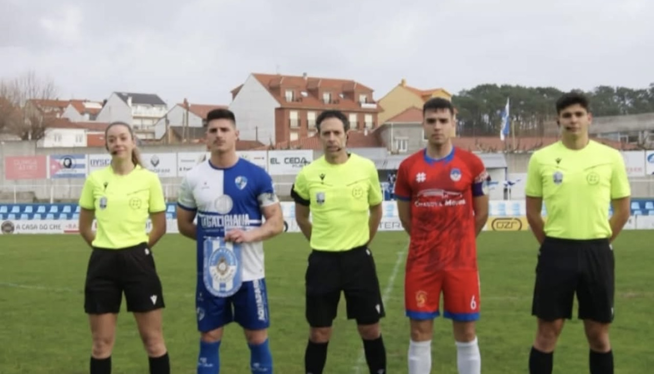 Los capitanes al inicio del partido