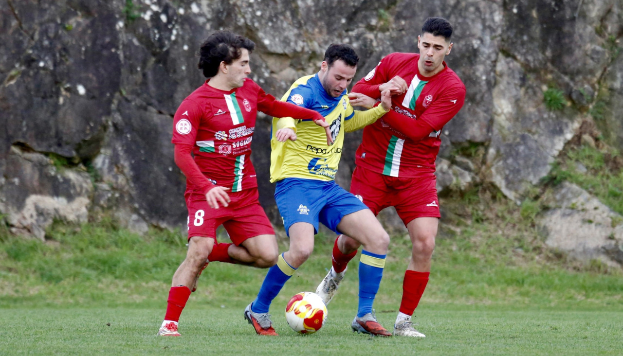 Diego Iglesias proteg el balón ante Leonardo y Óscar Varela