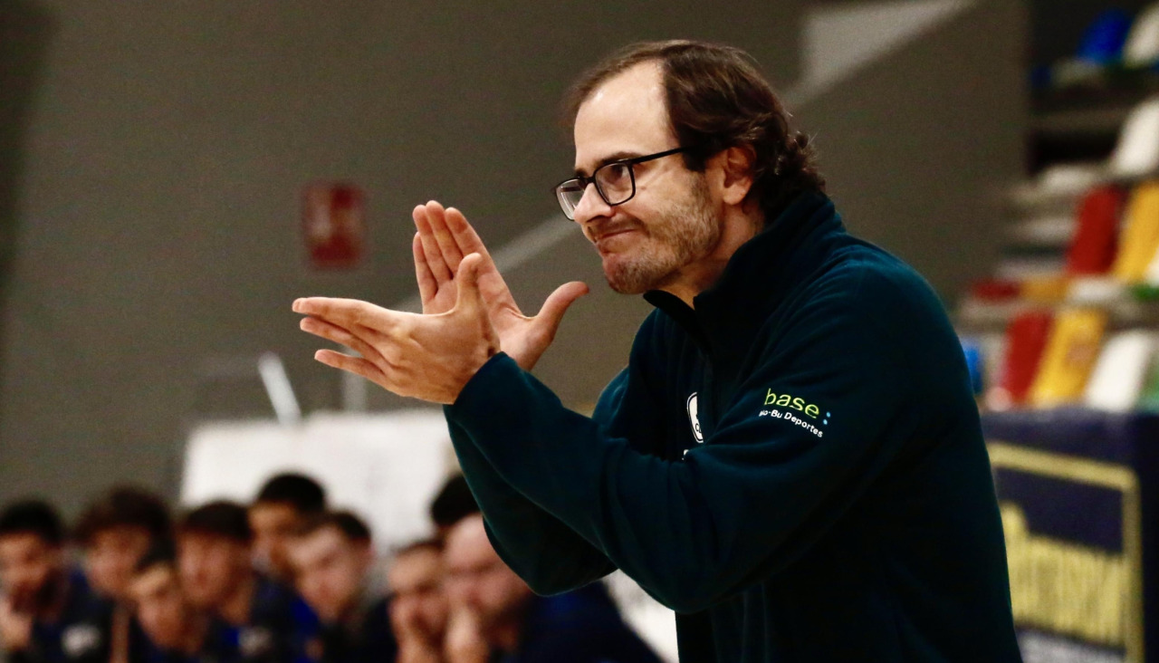 El técnico Luis Gabín felicita a sus jugadores en un partido de esta temporada en liga en el pabellón Sara Gómez