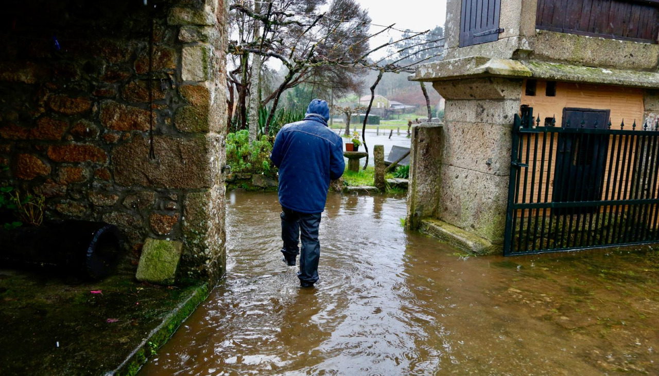 Una vivienda anegada en el lugar de Calvos, en Cuntis