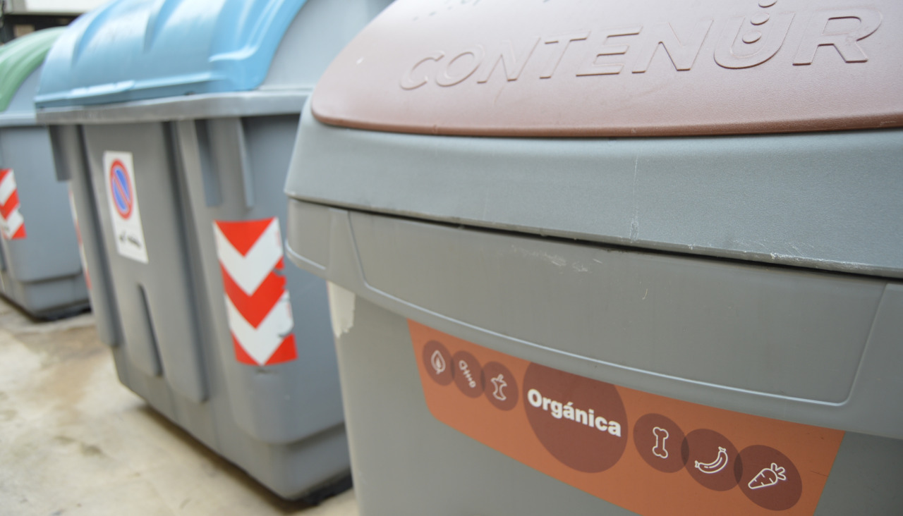 Los contenedores marrones, destinados al depósito de residuos orgánicos cambiarán su sistema de apertura con tarjeta electrónica por una llave metálica