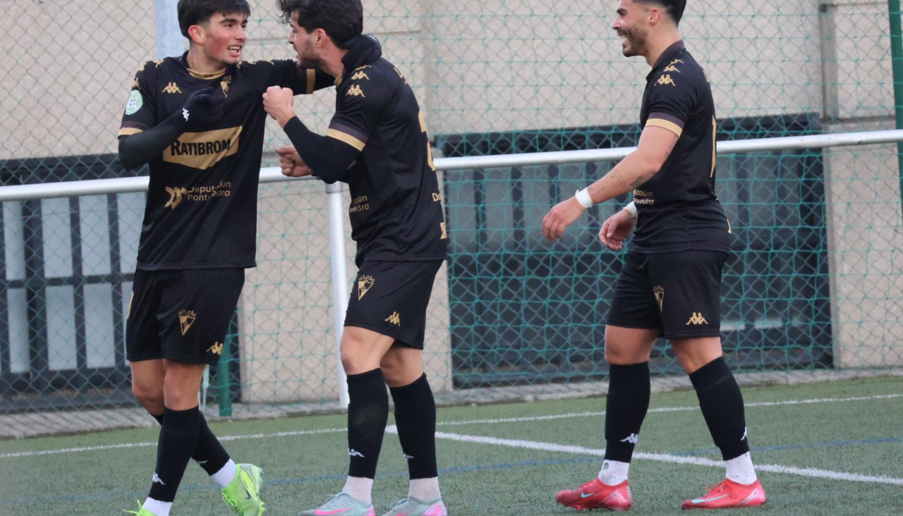 Seijo celebra el gol de la victoria junto a Álex Rey y Torrado