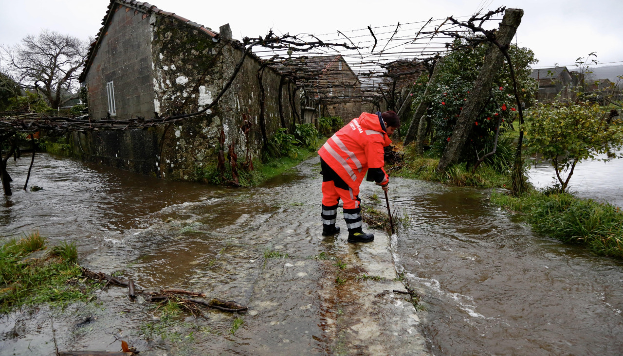 Los operarios limpiando las zonas anegadas
