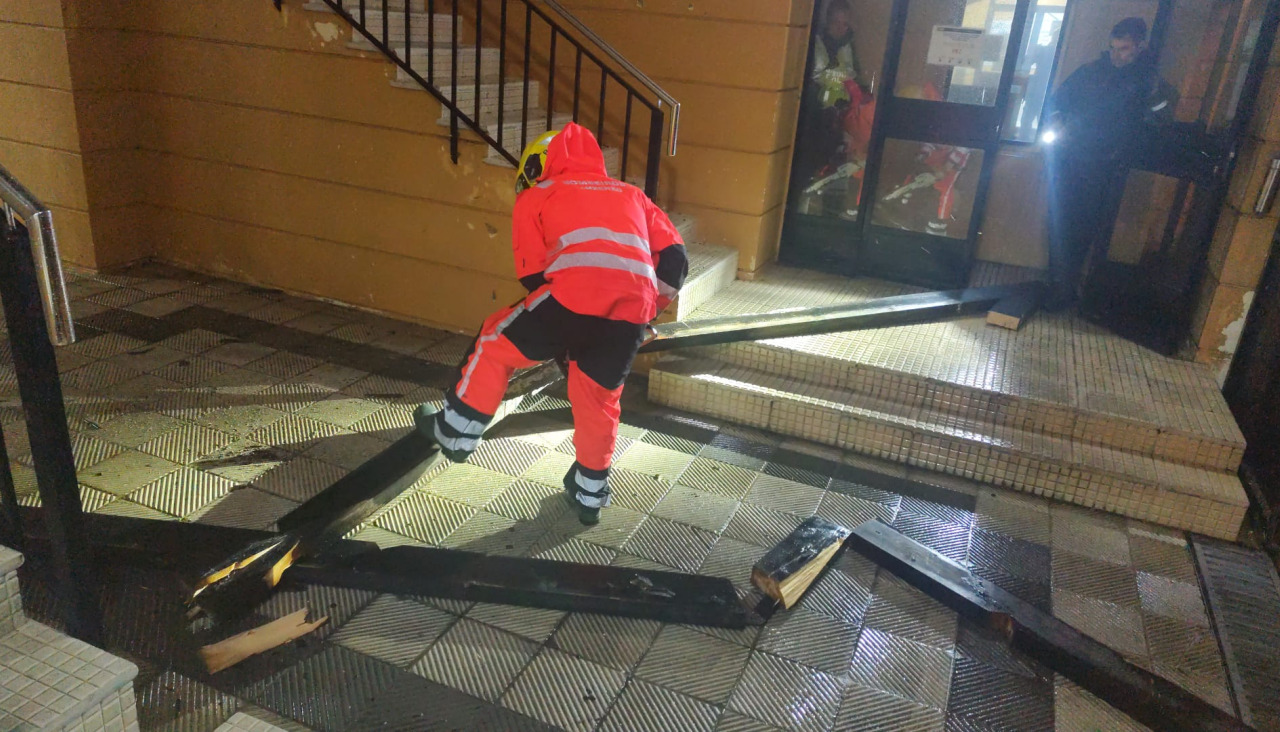 Trabajadores de Emerxencias atendiendo la incidencia del cuartel de la Guardia Civil
