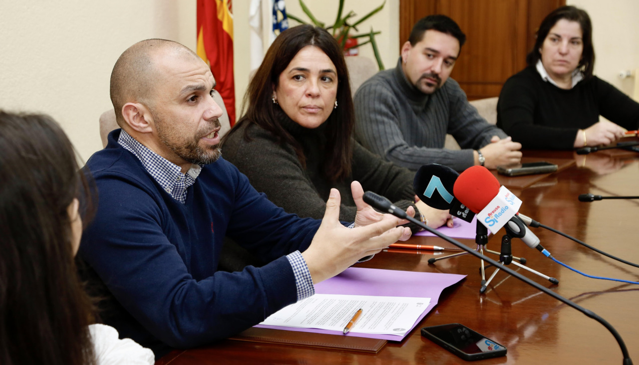 La alcaldesa, Marta Giráldez, junto a Miguel Beiro, de Amicos